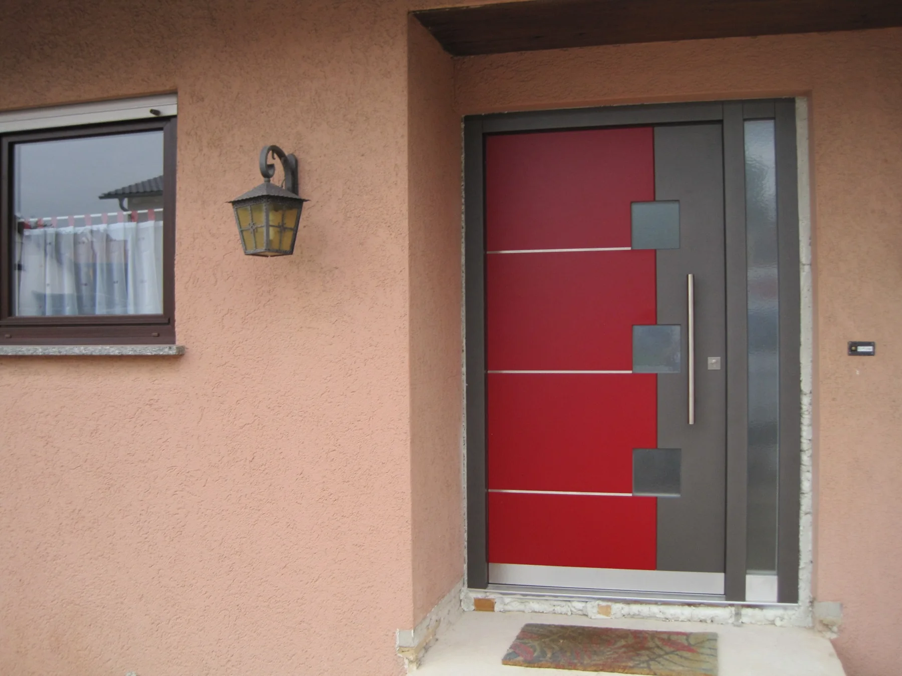 Farbe und Design nach Wunsch Rot-graue Designhaustür mit quadratischen Applikationen