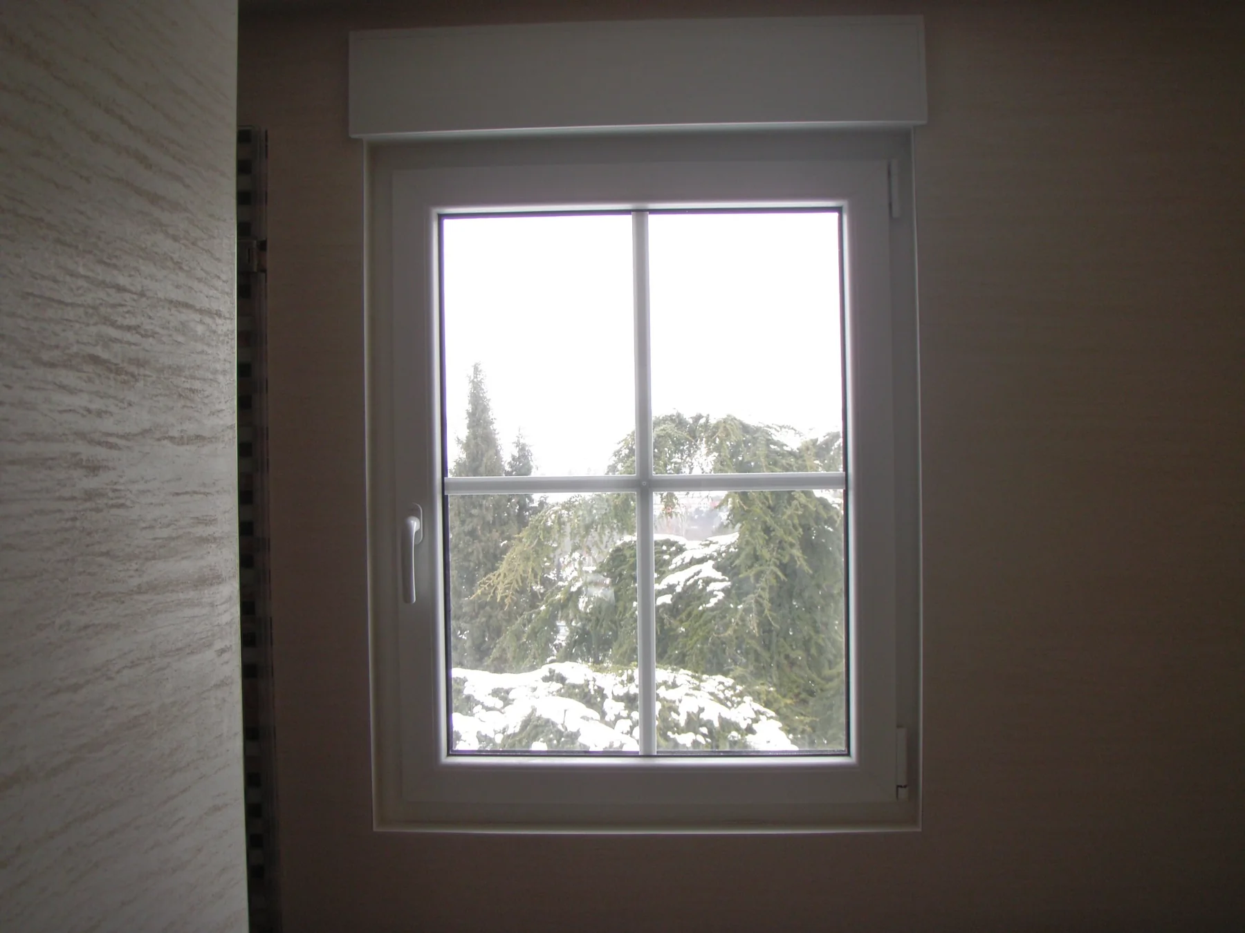 Fenster mit Rollladenkasten