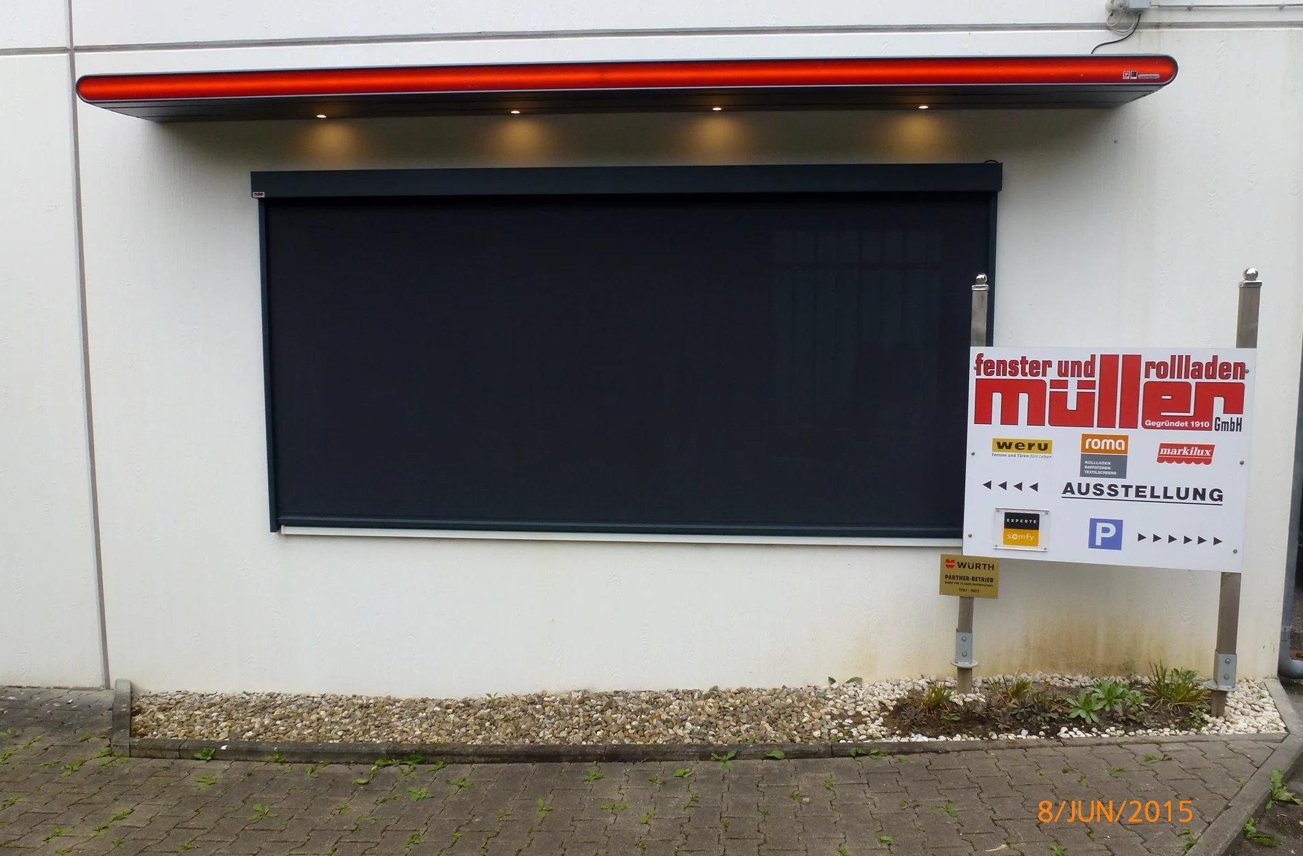 Kassettenmarkise an einer Fassade – Referenz von Fenster und Rollladen Müller