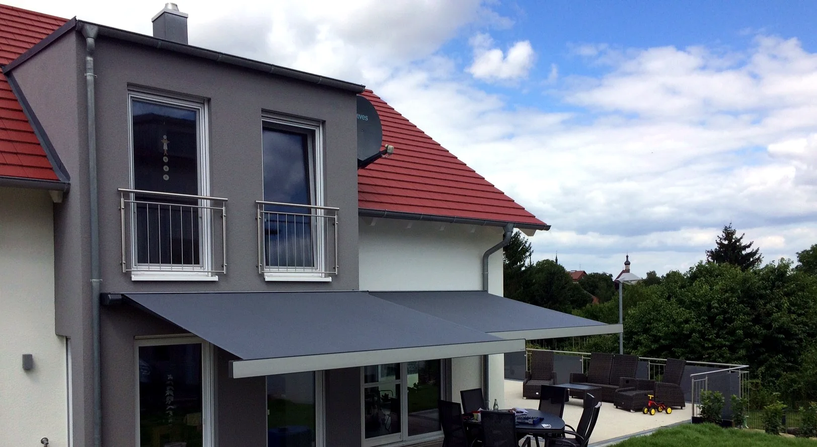 Große graue Terrassenmarkise – Referenz von Fenster und Rollladen Müller