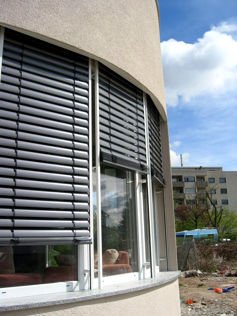 Raffstore an gebogener Fensterfront – Referenz von Fenster und Rollladen Müller