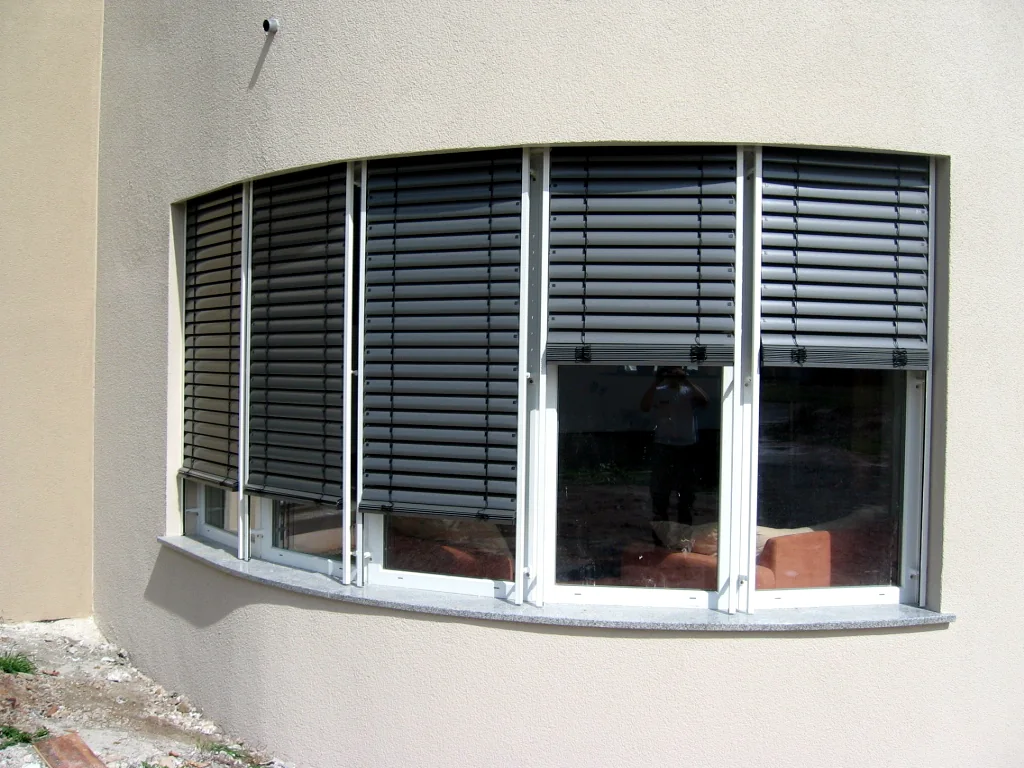 Raffstoreanlage an gebogener Fensterfront – Referenz von Fenster und Rollladen Müller
