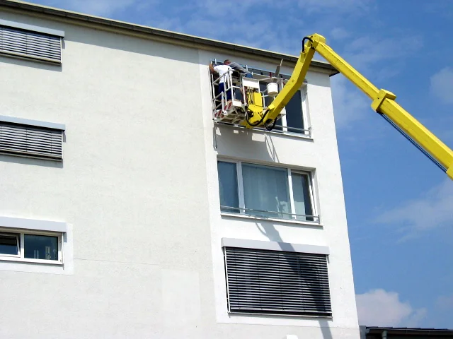 Raffstore-Montage mit Arbeitsbühne – Referenz von Fenster und Rollladen Müller