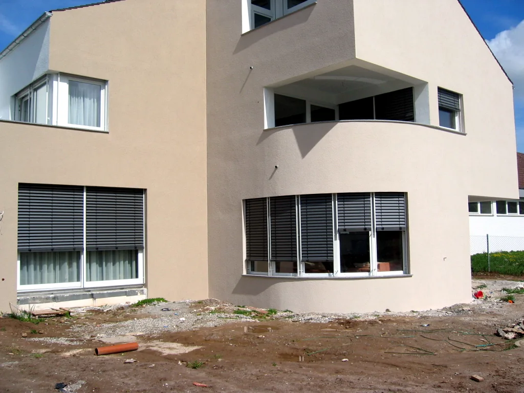 Raffstoren an gebogener Fensterfront – Referenz von Fenster und Rollladen Müller