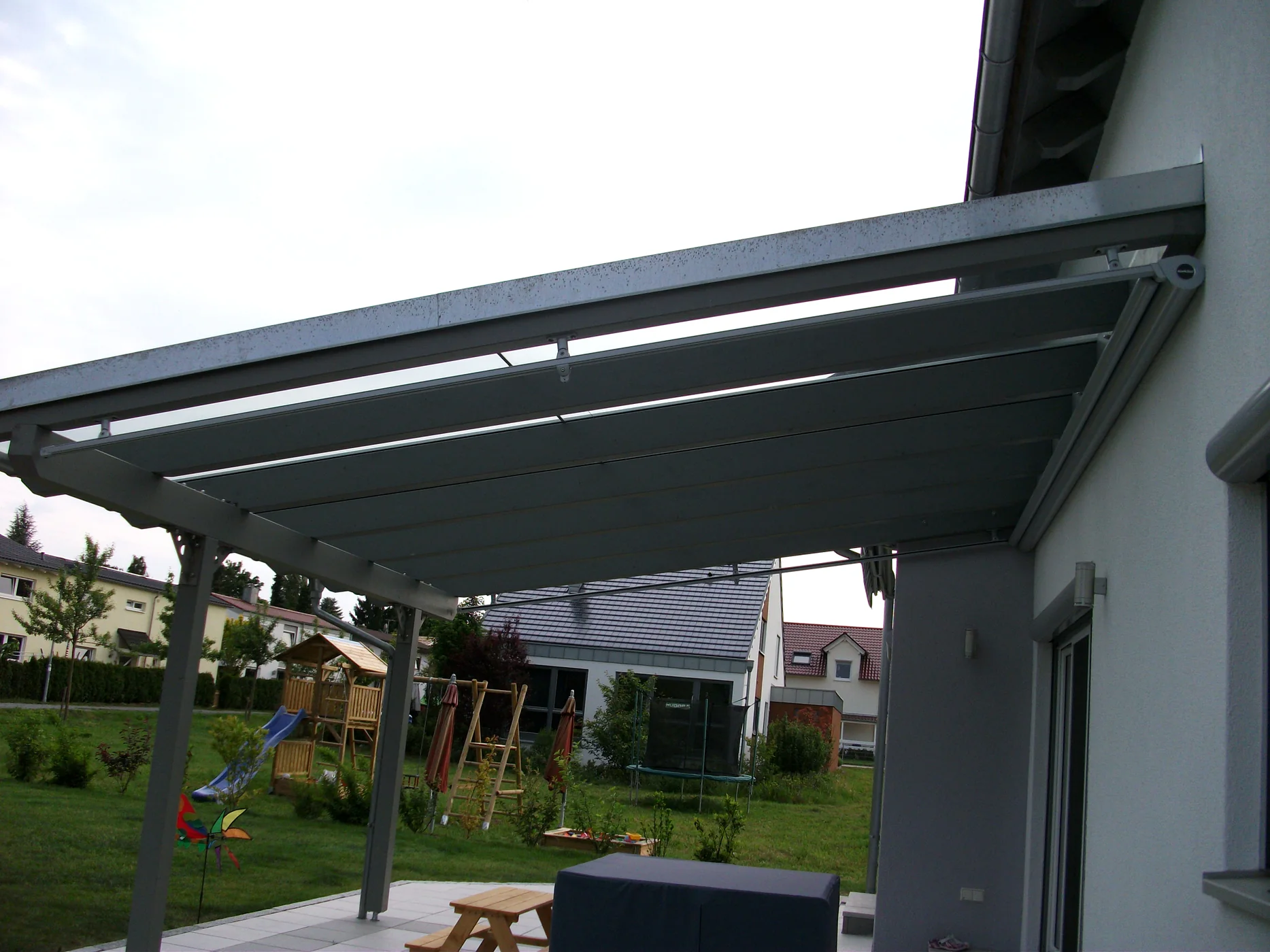 Unterglasmarkise in Grau – Referenz von Fenster und Rollladen Müller