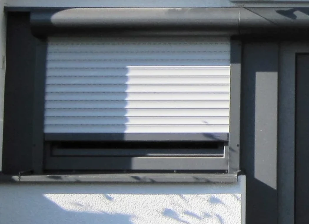 Weißer Rollladen an einem bestehenden Fenster