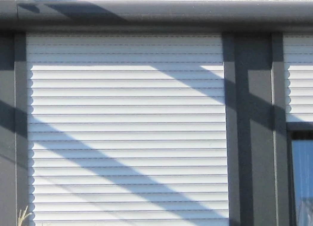 Nachgerüsteter Rollladen mit teilweise geöffnetem Fenster